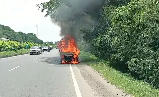 Car Caught On Fire In Ntr District Ibrahimpatnam - Sakshi