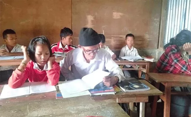 Old Man Enrols In Class 9 In Mizoram - Sakshi