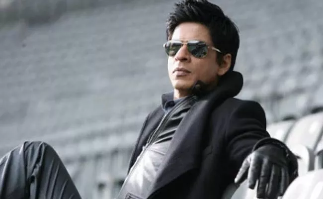 Shahrukh fans angry with director Farhan - Sakshi