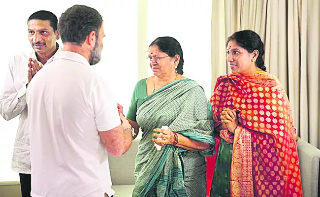 Gaddar Family Members Meet Sonia Gandhi And Rahul Gandhi - Sakshi