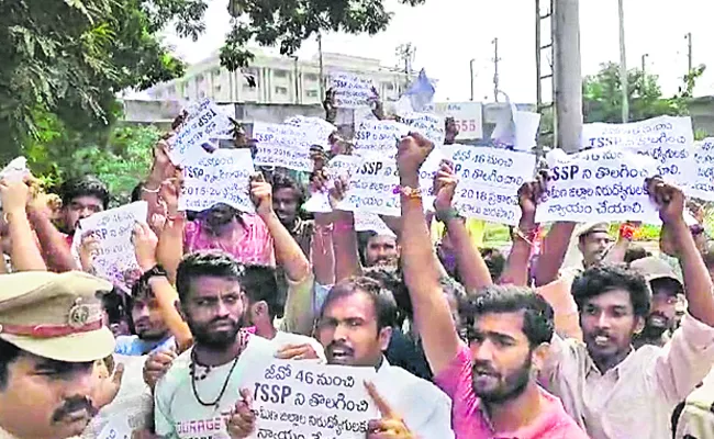 Constable aspirants lay siege to Telangana Assembly, DGP office over GO 46 - Sakshi