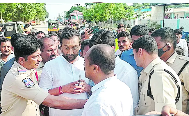Police stopped Chalo Gajvel undertaken by Kamareddy BJP leaders  - Sakshi