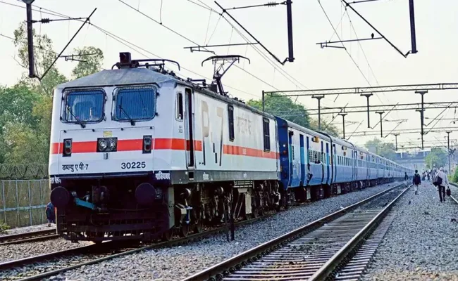 Indian Railways Earns Over Rs 2800 Crore In Seven Years - Sakshi