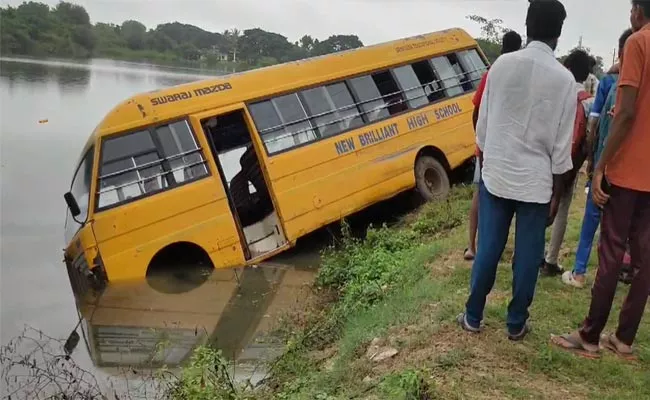 New Brilliant School Bus Met With An Accident In Vikarabad - Sakshi