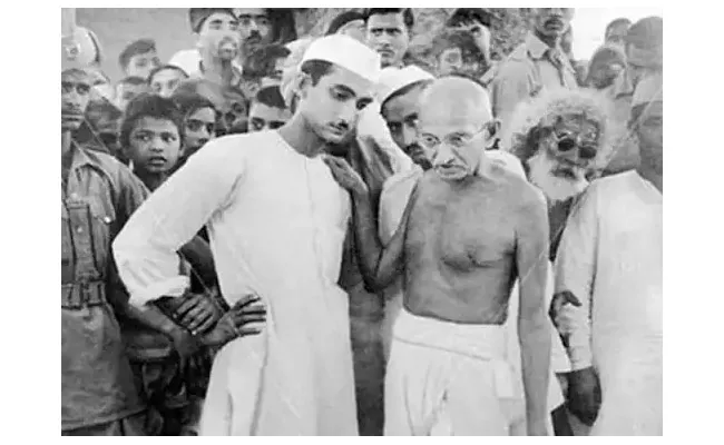 Battak Miya Saved Mahatma Gandhi Life from Erwin - Sakshi