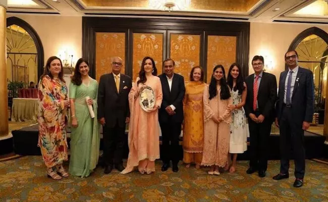 Nita Ambani receives the Citizen of Mumbai award by the Rotary Club of Bombay - Sakshi