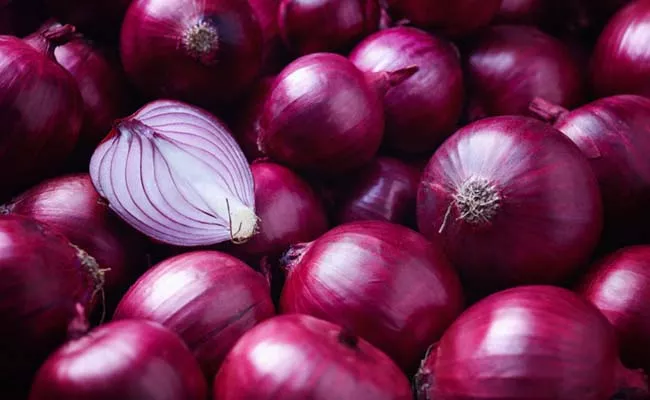 Government exempts Bangalore Rose onion from export duty - Sakshi