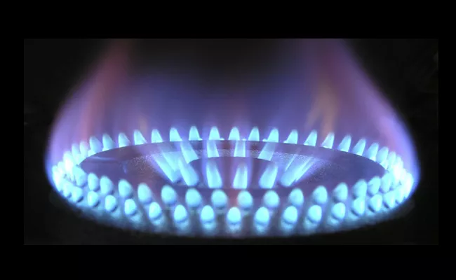 India hikes domestic natural gas price from October 1 - Sakshi
