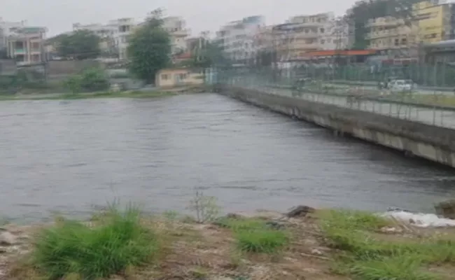 Heavy rains in Hyderabad Musi river Overflow Moosaram Bridge will Close - Sakshi