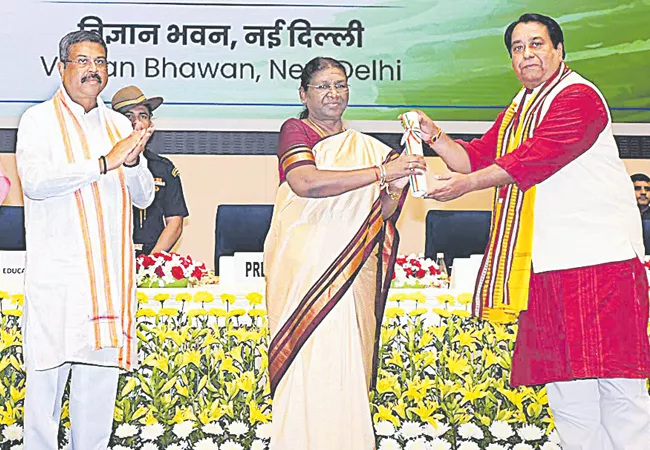 National Award for three Telangana teachers - Sakshi
