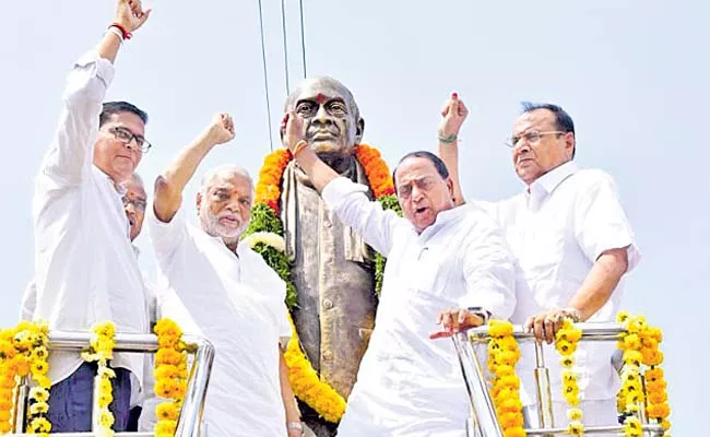 Ex Prime Minister's statue unveiled at Nirmal - Sakshi
