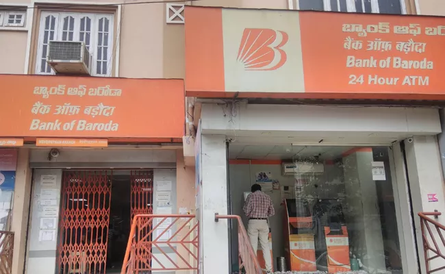 RBI suspends Bank of Baroda from adding new customers on bob World app - Sakshi