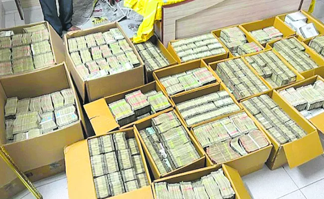42 Crores Found Under Bed In Bengaluru Home KCR Party Finds A Poll Link - Sakshi