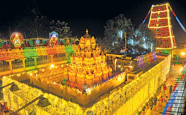Sri Devi Sharan Navaratri utsavam at Vijayawada from October 15th - Sakshi
