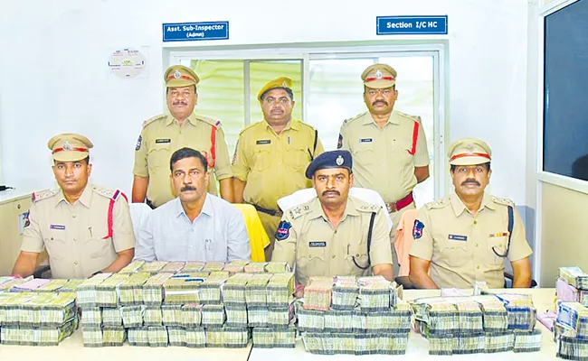 tracking of 5 79 crore hawala money in Hyderabad - Sakshi