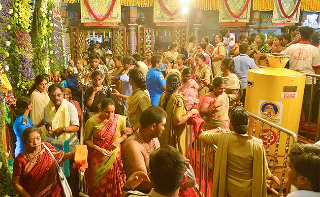 Huge Changes In Vijayawada Durgamma Darshan - Sakshi