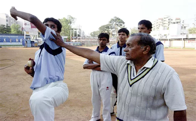 Andhra Cricket Association Expressed Condolences To The Family Of Cricket Coach Rahmatullah Baig - Sakshi