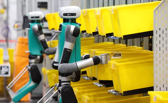 Robots In Amazon Warehouse - Sakshi
