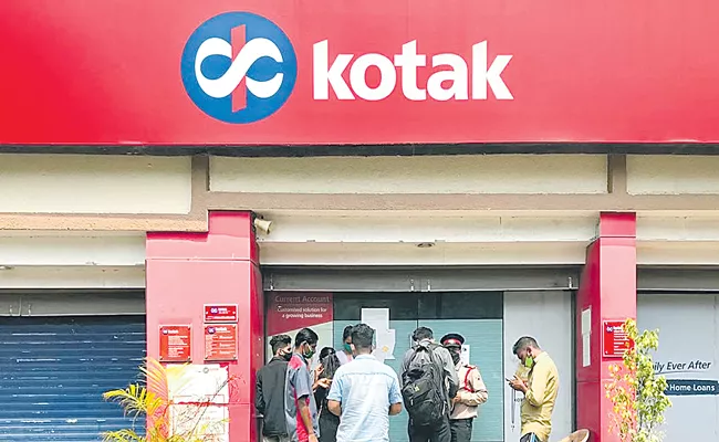 Kotak Mahindra Bank net profit 23. 6percent to Rs 4,423 crore year-on-year in q2 results - Sakshi