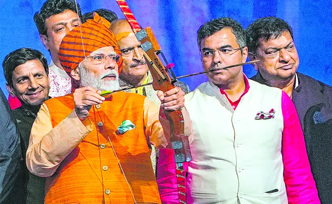 PM Modi attends Dussehra celebrations in Delhi - Sakshi
