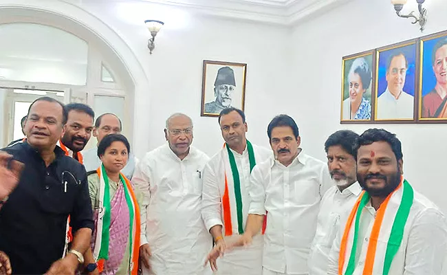 Massive Joins To Telangana Congress - Sakshi