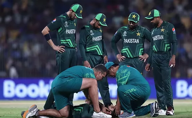  More injury trouble for Pakistan, Shadab Khan to miss World Cup? - Sakshi