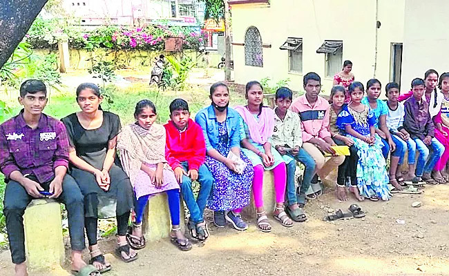 Children to Aadhaar centers for e KYC update problems - Sakshi