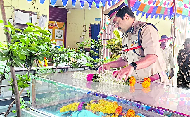 ap constable killed in youth attack - Sakshi