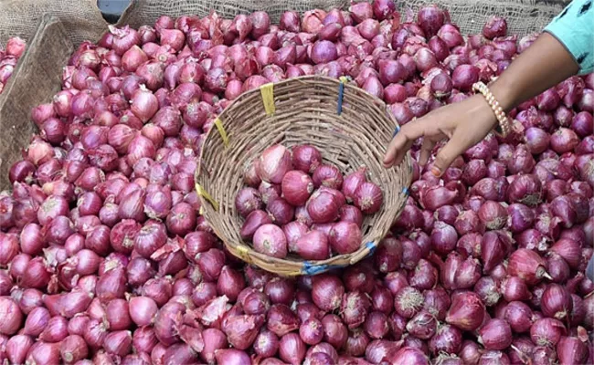 Onions Price Hike To Rs 90 Per Kg In Telangana Hyderabad - Sakshi
