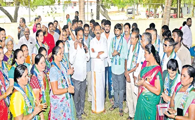 Massive joins from TDP to YSRCP - Sakshi