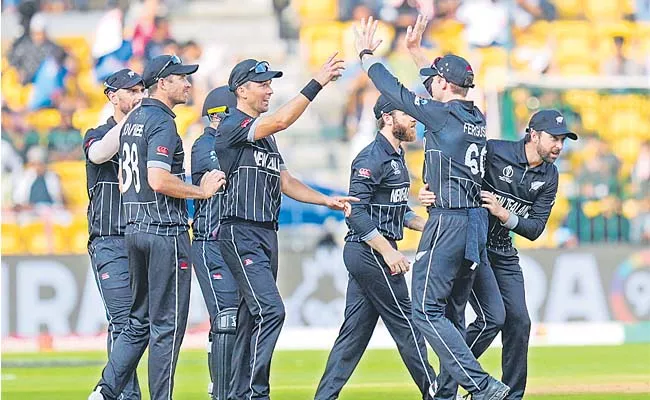 New Zealand beat Sri Lanka by 5 wickets and confirms semis berth - Sakshi