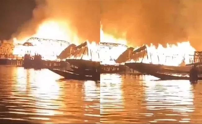 Massive Fire At Srinagar Dal Lake Several Houseboats Destroyed - Sakshi