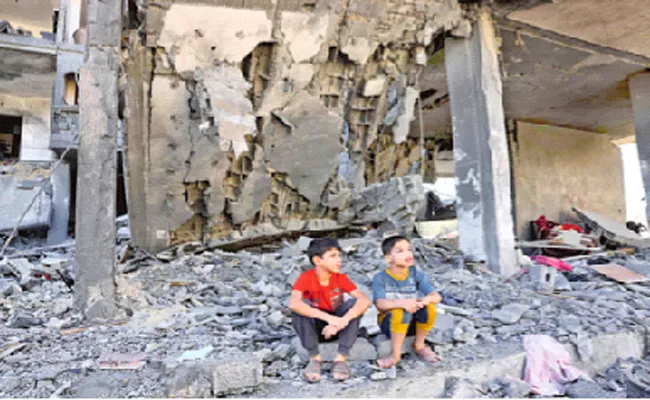 Israel-Hamas war: Israeli air strikes hit Gaza hospitals - Sakshi