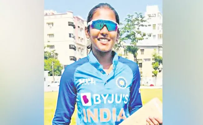 Senior Women T20: Gongadi Trisha Anusha Bareddy In SouthZone Team - Sakshi