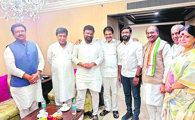 AICC leader KC Venugopal visited Hyderabad and held a meeting with Congress leaders - Sakshi