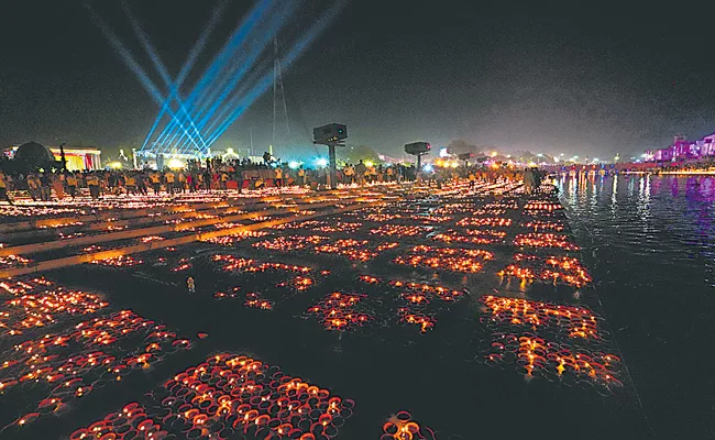 Ayodhya sets Guinness record by lighting 24 lakh diyas  - Sakshi