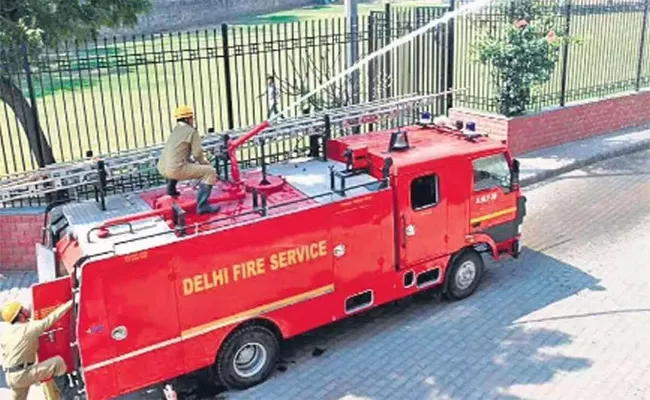 Delhi Records 208 Fire Related Incidents on Diwali - Sakshi