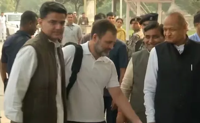 Rahul Gandhi Welcomed By Ashok Gehlot Sachin Pilot In Jaipur - Sakshi