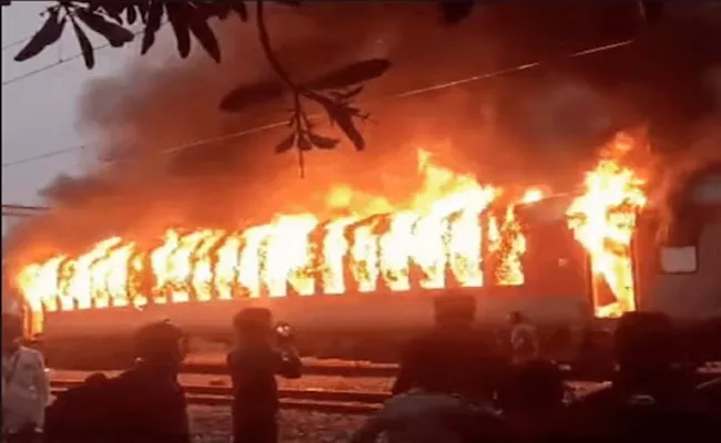 Etawah Massive Fire Breaks Vaishali Express Train - Sakshi