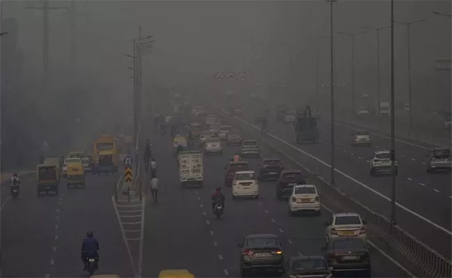 delhi air pollution capital aqi remains in severe category - Sakshi