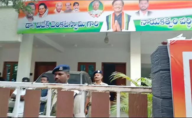 It Department Searches At Congress Candidate Vivek House - Sakshi