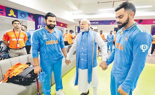 Prime Minister in the dressing room of the Indian team - Sakshi