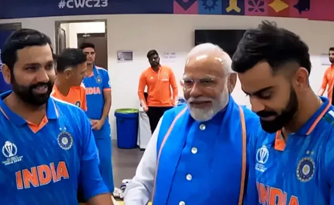 PM Modi Pep Talk In India Dressing Room After World Cup Final Loss - Sakshi