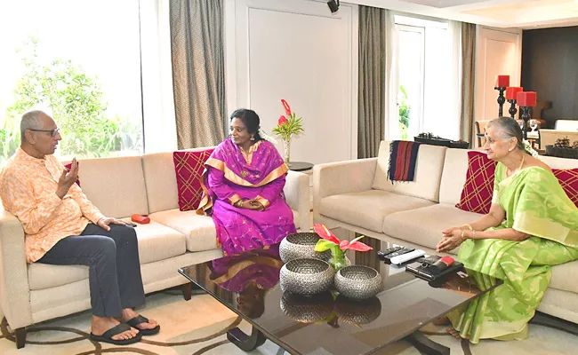 Ex Governor Narasimhan Couple Meets Tamilisai Soundararajan - Sakshi