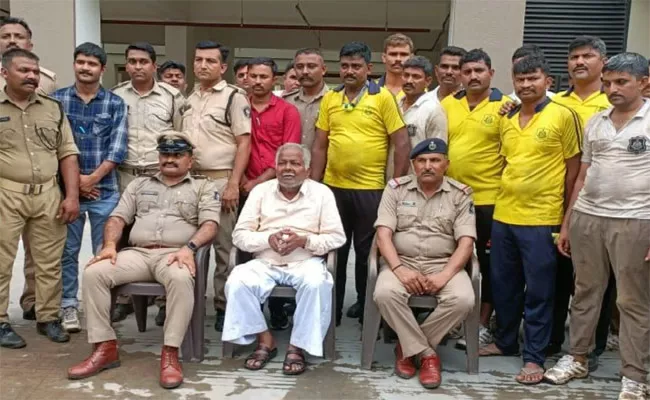 Old Man Found in Junagarh Girnar Forest After 48 Hours - Sakshi