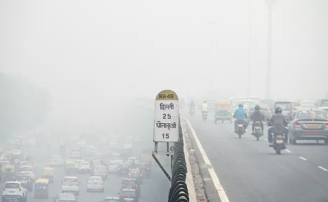 Delhi Air Pollution: Delhi Struggles To Breathe With Air Quality Index At Alarming Levels - Sakshi