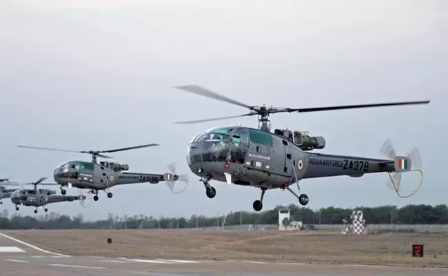 Chetak helicopter crashes at naval air station in Kochi - Sakshi