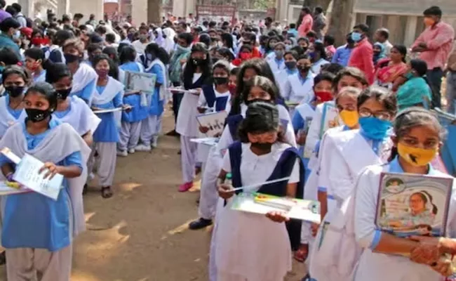 Delhi Schools to Remain Closed Till November 10 Due to Rising Air Pollution Levels - Sakshi