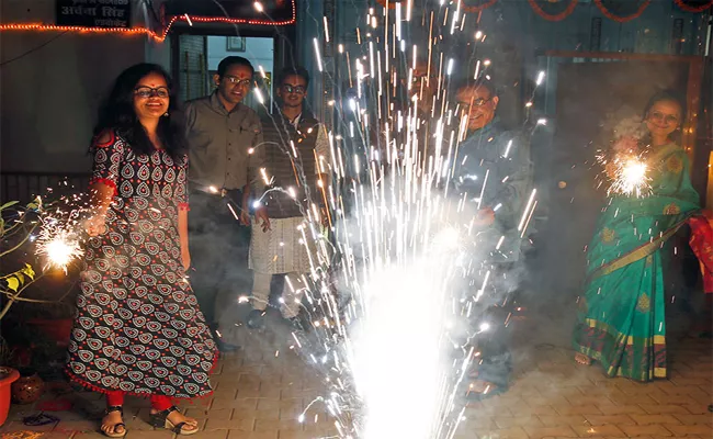Delhi NCR Are Planning To Burst Firecrackers During Diwali - Sakshi