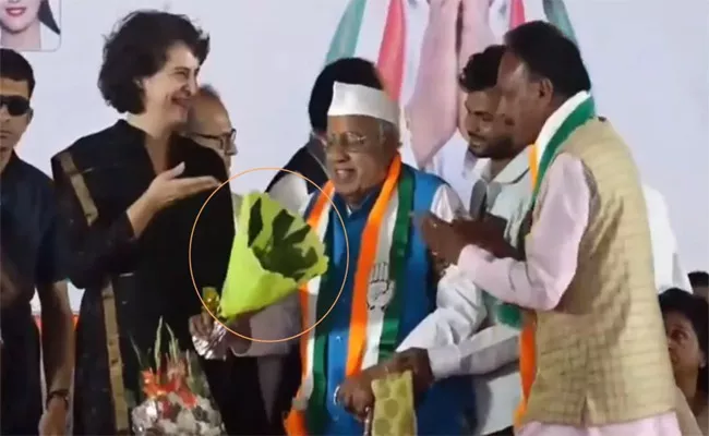 Congress Leader Gave a Bouquet to Priyanka Gandhi but Flowers were Missing - Sakshi